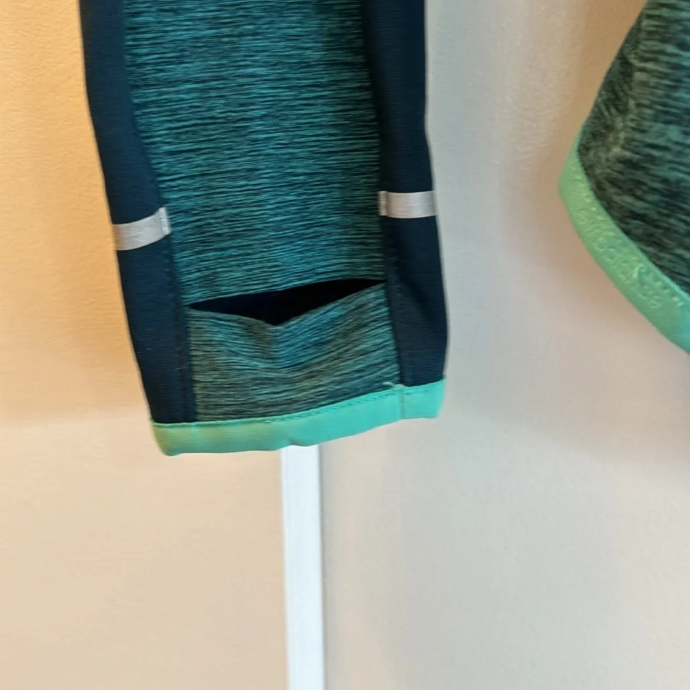 New Balance Woman’s Running Pullover - Picture 3 of 5